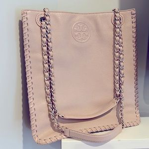 Tory Burch swing bag in great condition only used few times.
